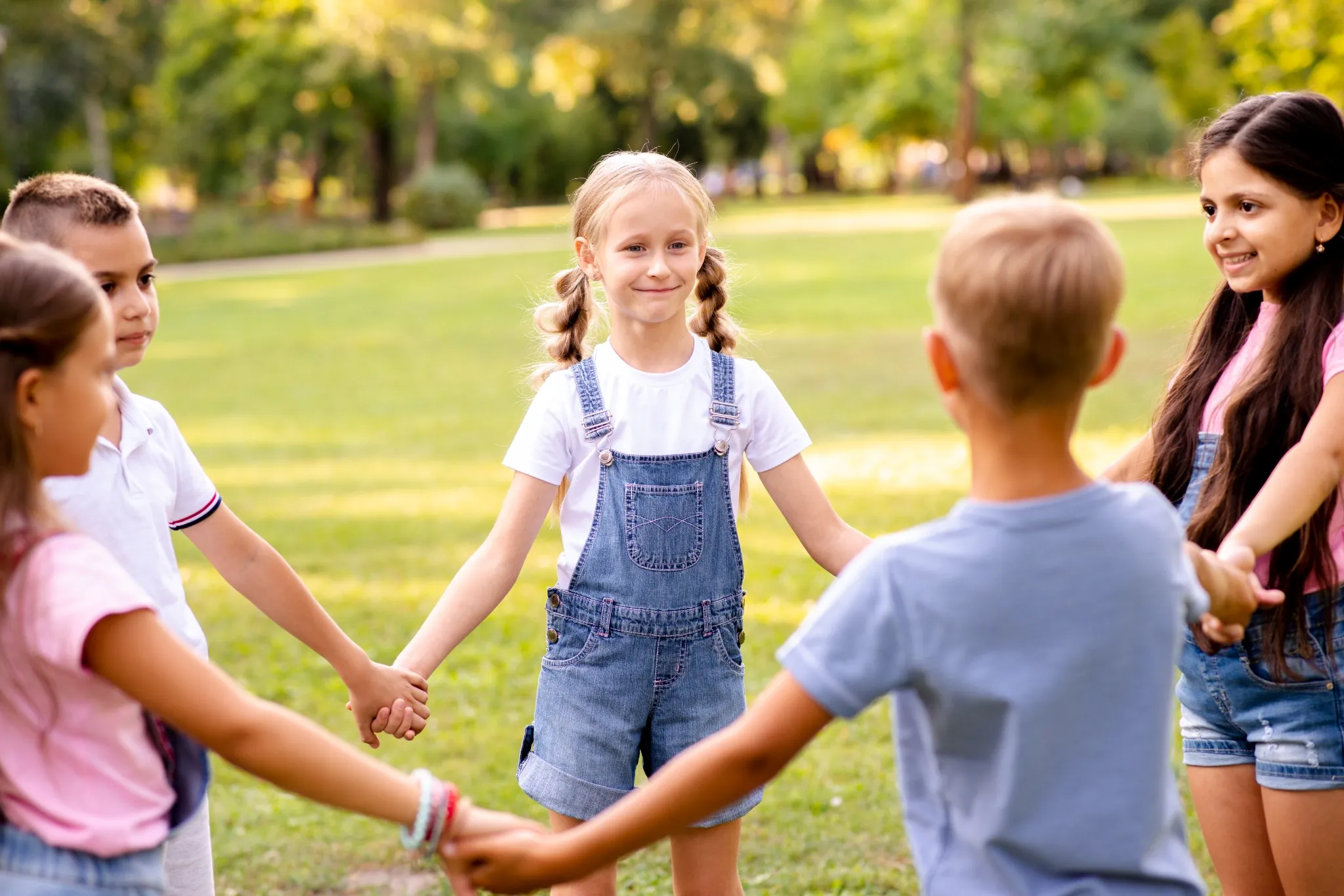 five-children-forming-circle-together
